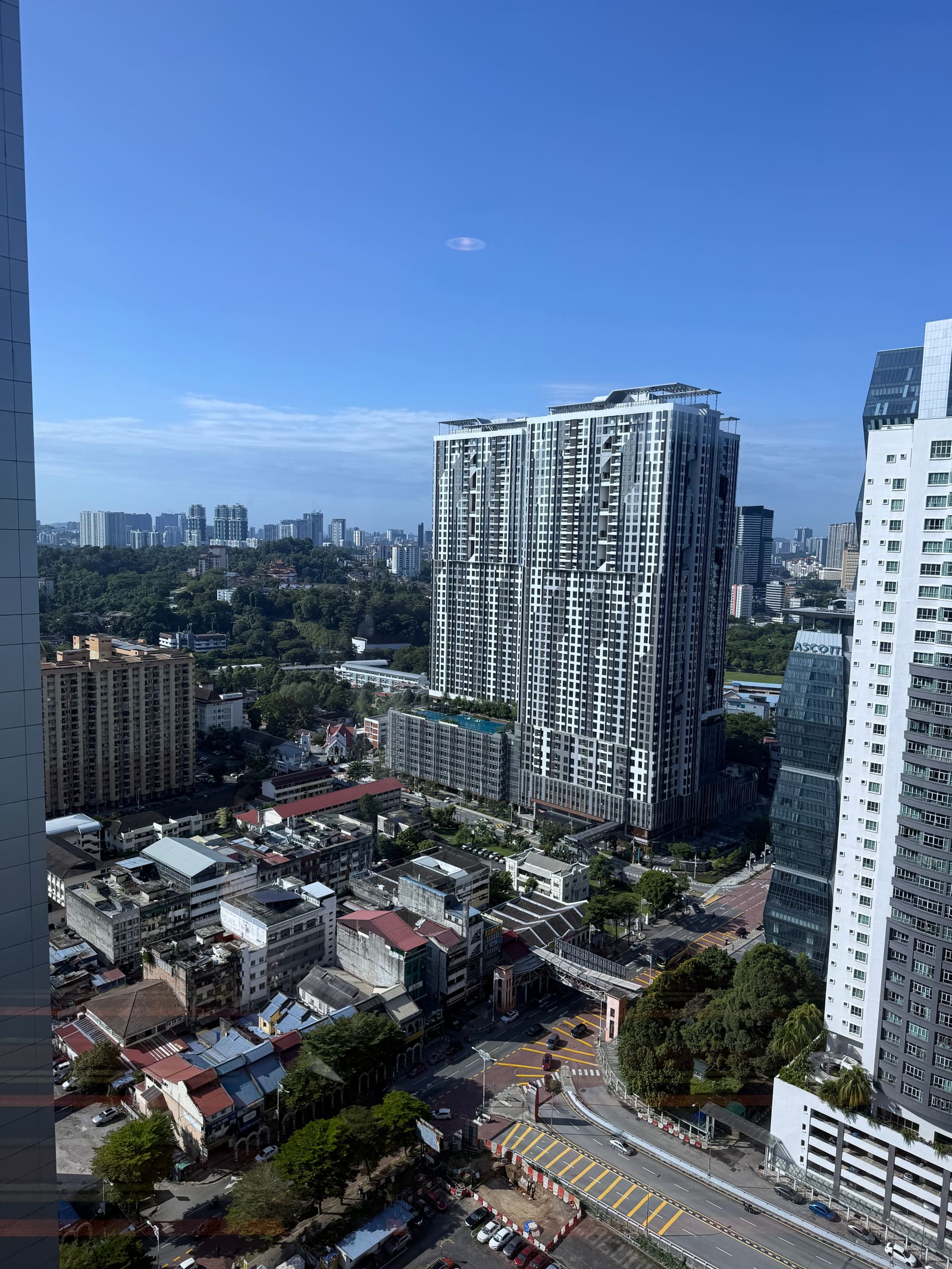 クアラルンプール都心の俯瞰。高層ビルと在来市街地
