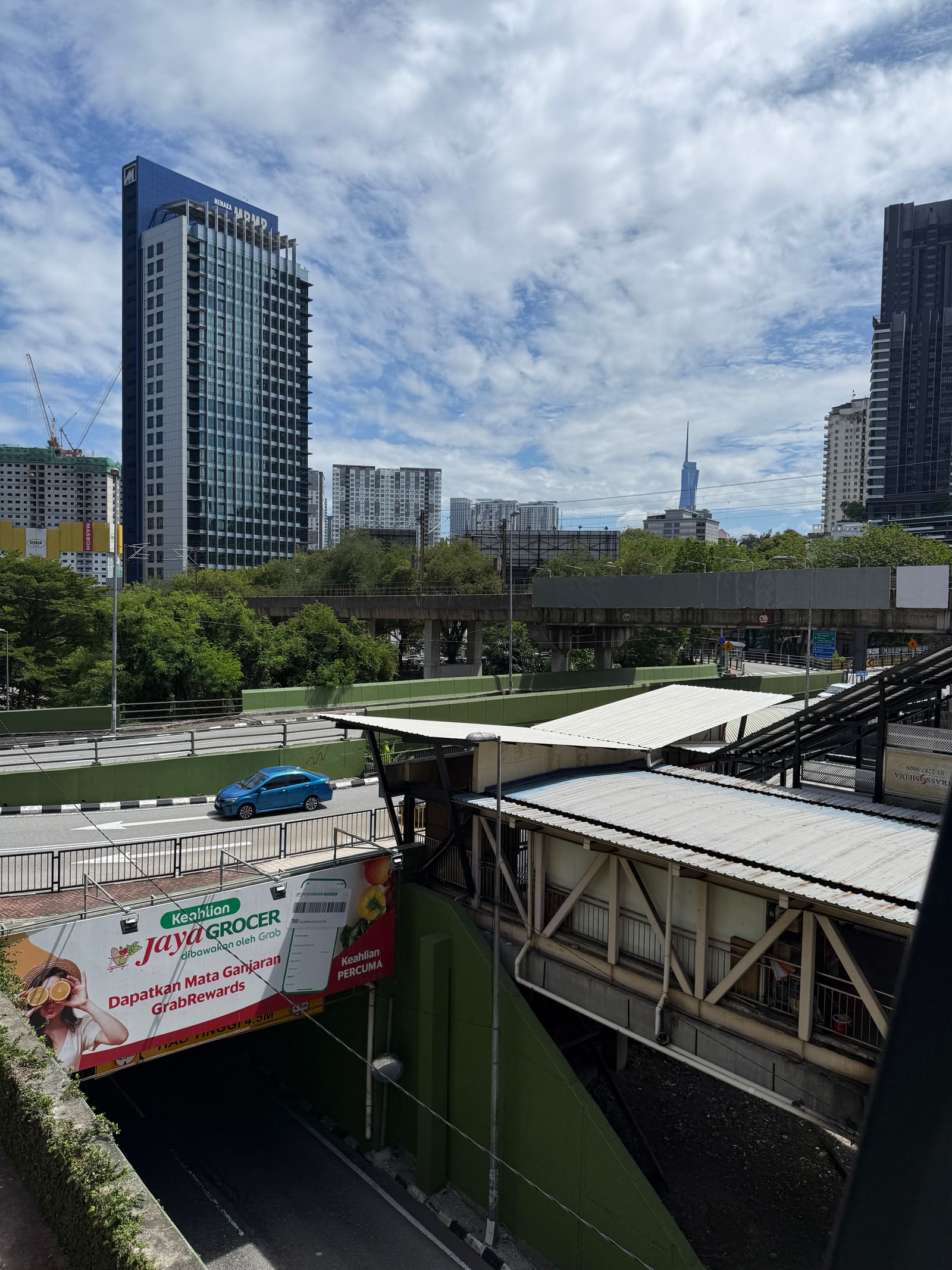 クアラルンプールの高架鉄道と都心のビル群